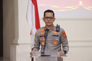 POLRES ACEH SELATAN PASTIKAN ISU BEGAL di beberapa kecamatan HOAXS
Sumut Detik Com
Tapaktuan,Polres Aceh Selatan Polda Aceh selasa (15/9/2026( memastikan informasi yang beredar di Media sosial maupun sejumlah Grup percakapan terkait adanya aksi pembegalan di beberapa kecamatan dalam wilayah kabupaten Aceh Selatan adalah Hoaks dan tidak sesuai dengan fakta dilapangan.kepastian tersebut disampaikan setelah jajaran Polres Aceh Selatan melakukan pengecekan dan penelusuran terhadap informasi yang beredar.
Berdasarkan hasil pengecekan dan klarifikasi yang dilakukan jajaran kepolisian,tidak ditemukan adanya laporan kepada pihak kepolisian maupun kejadian pembegalan sebagaimana narasi yang beredar tersebut.
Kapolres Aceh Selatan AKBP T.Ricki Fadlianshah,SIK,MH didampingi Kasat Reskrim Iptu Bagus Pribadi SH MH ,mengatakan jajaran Polsek di Kabupaten Aceh Selatan terus melakukan pemantauab situasi kamtibmas serta kegiatan patroli diberbagai wilayah guna memastikan masyarakat tetap mendapatkan rasa aman dan nyaman,hingga saat ini situasi kamtibmas di wilayah hukum polres aceh selatan secara umum berlansung aman dan kondusif.
Ditambahkan Kapolres Aceh Selatan mengimbau agar masyarakat tidak mudah mempercayai maupun menyebarluaskan informasi yang belum diketahui kebenarannya,kami pastikan informasi mengenai adanya pembegalan di beberapa kecamatan di Aceh Selatan tersebut adalah Hoaks ,kami mengimbau masyarakat tetap tenang dan tidak ikut menyebarluaskan informasi yang belum dipastikan kebenarannya,karena infornasi yang tidak benar dapat menimbulkan keresahan ditengah masyarakat ,kata Kapolres.
Kapolres juga mengharapkan kepada insan pers,Admin Media sosial maupun pihak pihak yang menyampaikan pemberitaan terkait situasi kamtibmas diwilayah hukum polres aceh selatan agar terlebih dahulu melakukan tabayun dan klarifikasi kepada Polres Aceh Selatan maupun pihak terkait sebelum informasi tersebut dipublikasikan.
Kami sangat menghargai peran Media dalam menyampaikan informasi kepada masyarakat,namun kami berharap setiap informasi yang terkait kamtibmas dapat terlebih dahulu dikonfirmasi agar pemberitaan yang disampaikan benar,berimbang dan tidak menimbulkan persepsi seolah olah situasi keamanan Di Aceh Selatan tidak terkendali atau kepolisian tidak mampu memberikan rasa aman dan nyaman kepada masyarakat ,ujarnya.
Polres Aceh Selatan juga mengingatkan bahwa penyebaran berita atau pemberitaan bohong yang dalat mengakibatkan kerusuhan dalam masyarakat memiliki konsekwensi Hukum ,passl 263 undang undang Nomor 1 tahun 2023 tentang kitab undang undang Hukum Pidana (KUHP) ,setiap orang yang menyiarkan atau menyebarluaskan berita atau pemberitahuan yang diketahuinya bohong dan mengakibatkan kerusuhan dalam masyarakat dapat dipidana dengan pidana penjara paling lama 6 (enam) tahun atau pidana denda paling banyak kategori V.
Polres Aceh Selatan mengajak seluruh masyarakat dan Insan Pers mengedepankan tabayun ,verifikasi dan klarifikasi sebelum menyebarkan informasi ,serta bersama sama menjaga situasi Aceh Selatan tetap aman,nyaman dan kondusif,apabila mengetahui adanya kejadian yang benar benar terjadi dan membutuhkan bantuan kepolisian dapat segera menghubungi Call Center Polri 110 atau kantor kepolisian terdekat agar dapat ditindaklanjuti dengan cepat dan tepat.(Drs Johan Bintang )
Sumut Detik.com